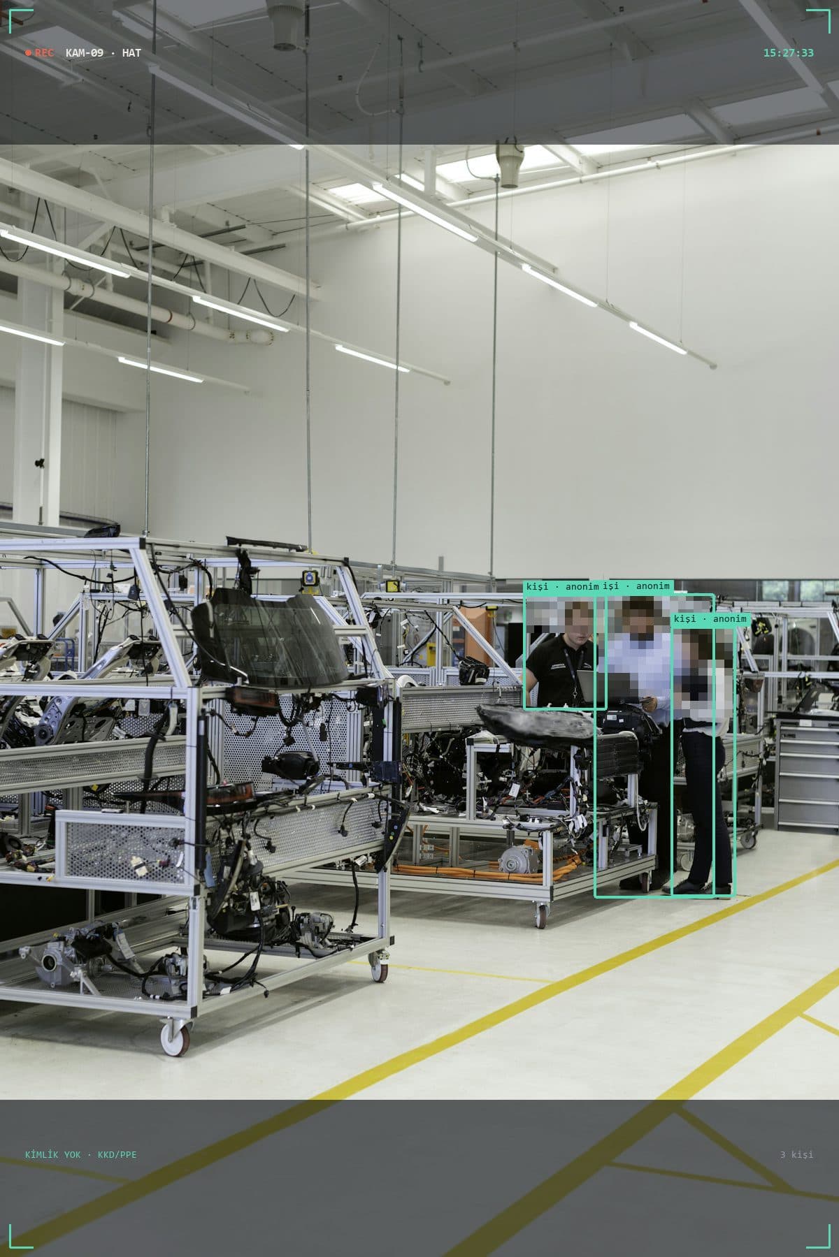 Fabrika üretim hattı — forklift ile yaya arasındaki yakınlık ve KKD uyumu anonim olarak izleniyor.